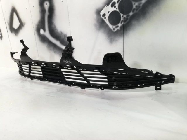 bontott HYUNDAI TUCSON Első Lökhárító Alsó Középső Díszrács