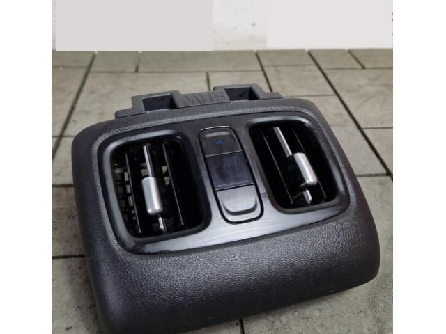 bontott HYUNDAI TUCSON Hátsó középső Szellőző