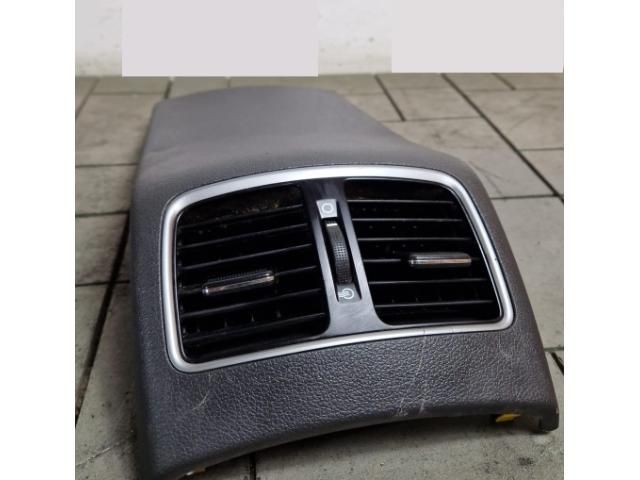 bontott HYUNDAI TUCSON II Hátsó középső Szellőző