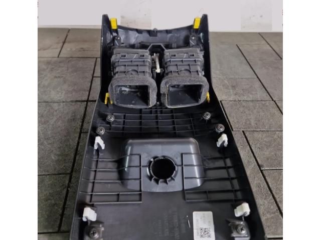 bontott HYUNDAI TUCSON II Hátsó középső Szellőző