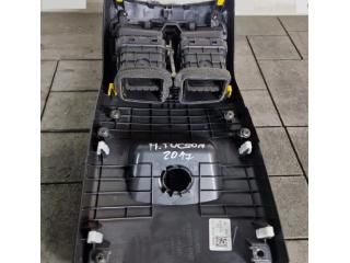 bontott HYUNDAI TUCSON II Hátsó középső Szellőző