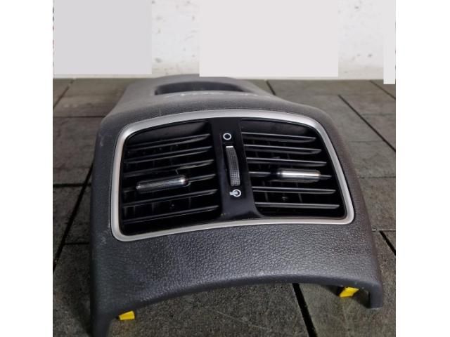 bontott HYUNDAI TUCSON II Hátsó középső Szellőző