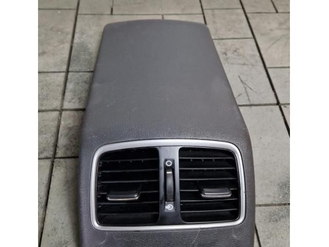 bontott HYUNDAI TUCSON II Hátsó középső Szellőző