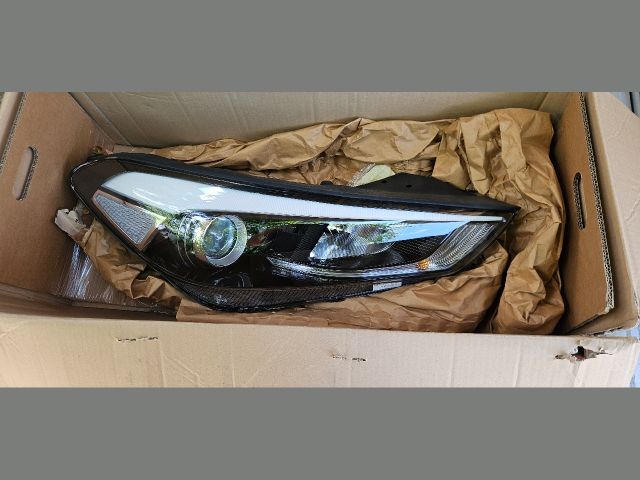 bontott HYUNDAI TUCSON II Jobb Ledes Fényszóró