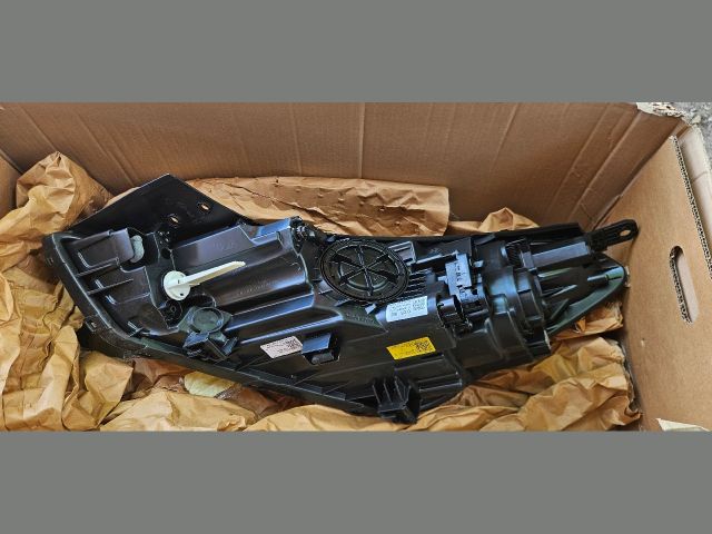 bontott HYUNDAI TUCSON II Jobb Ledes Fényszóró