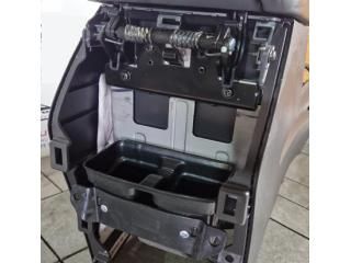 bontott HYUNDAI TUCSON II Könyöklő