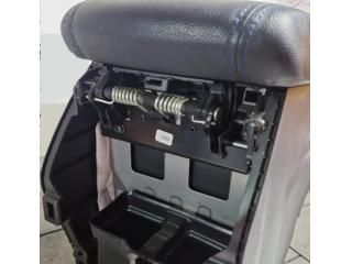 bontott HYUNDAI TUCSON II Könyöklő