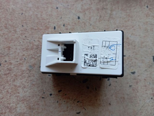 bontott HYUNDAI TUCSON Jobb első Ablakemelő Kapcsoló