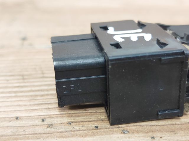 bontott HYUNDAI TUCSON Jobb első Ablakemelő Kapcsoló