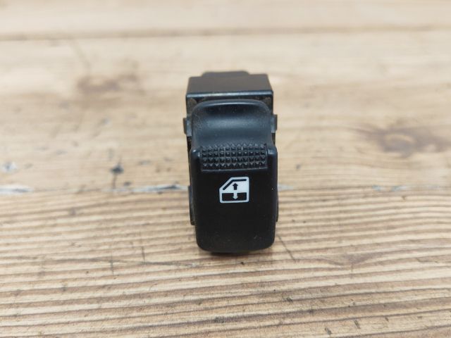 bontott HYUNDAI TUCSON Jobb első Ablakemelő Kapcsoló