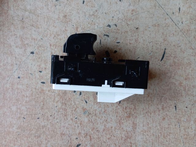 bontott HYUNDAI TUCSON Jobb első Ablakemelő Kapcsoló