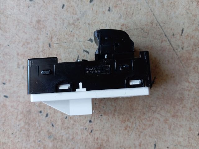 bontott HYUNDAI TUCSON Jobb első Ablakemelő Kapcsoló