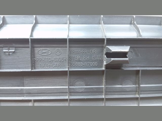 bontott HYUNDAI TUCSON Jobb első Belső Küszöb Burkolat