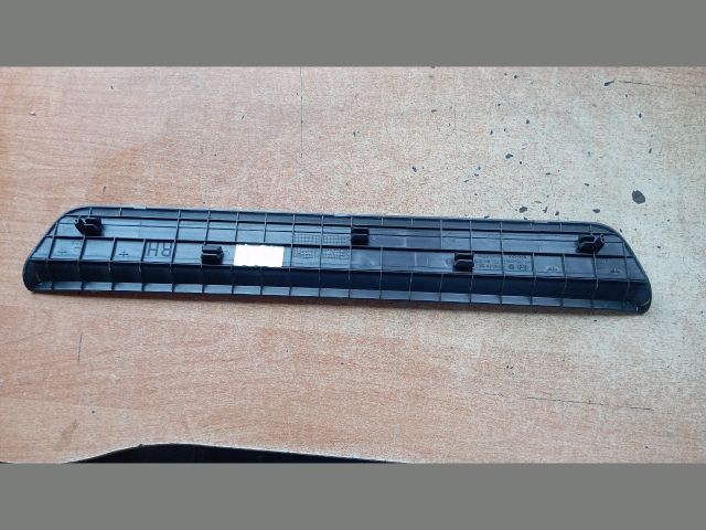 bontott HYUNDAI TUCSON Jobb első Belső Küszöb Burkolat