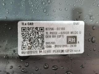 bontott HYUNDAI TUCSON Jobb első Küszöb Díszléc