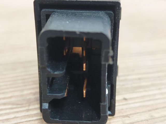 bontott HYUNDAI TUCSON Jobb hátsó Ablakemelő Kapcsoló