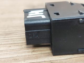 bontott HYUNDAI TUCSON Jobb hátsó Ablakemelő Kapcsoló