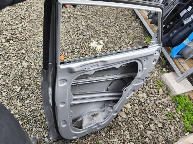 bontott HYUNDAI TUCSON Jobb hátsó Ajtó (Üres lemez)