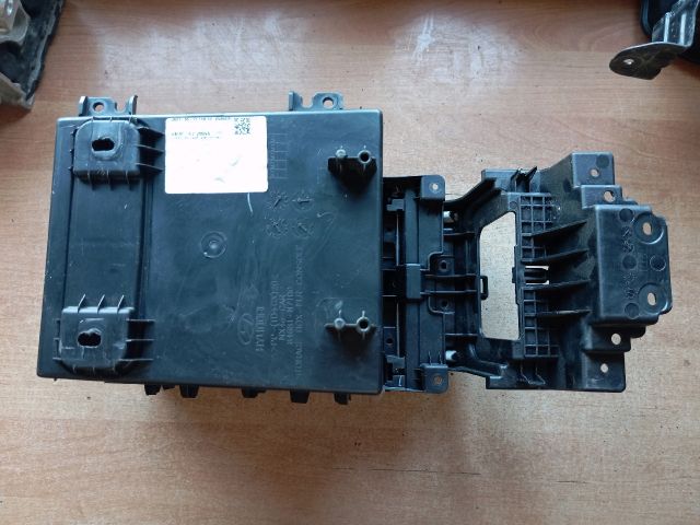 bontott HYUNDAI TUCSON Könyöklő