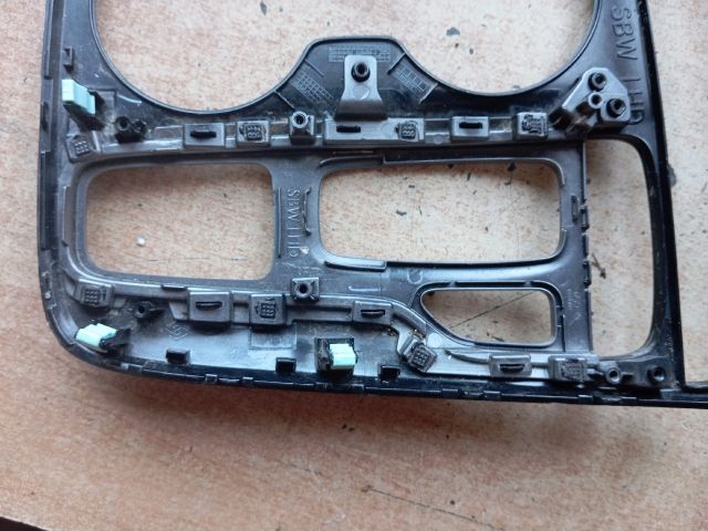 bontott HYUNDAI TUCSON Középkonzol Keret