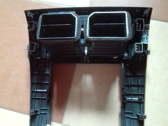 bontott HYUNDAI TUCSON Középső Szellőző