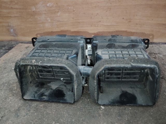 bontott HYUNDAI TUCSON Középső Szellőző