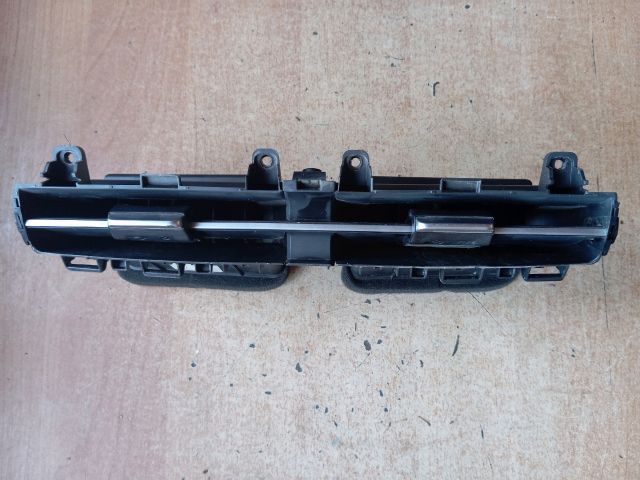 bontott HYUNDAI TUCSON Középső Szellőző