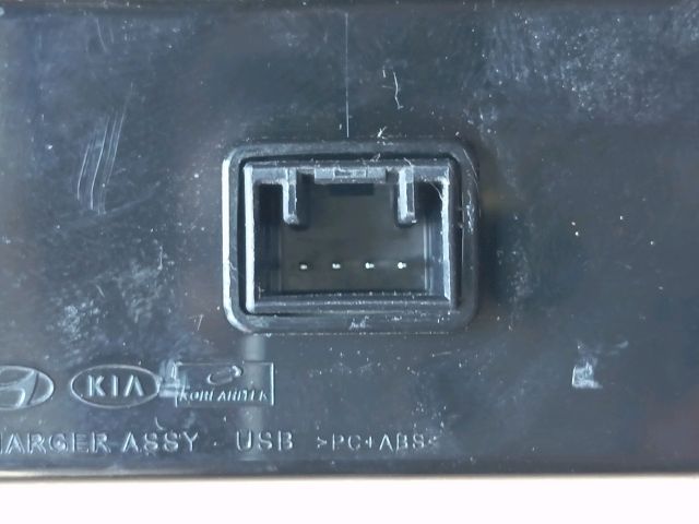 bontott HYUNDAI TUCSON USB Aljzat