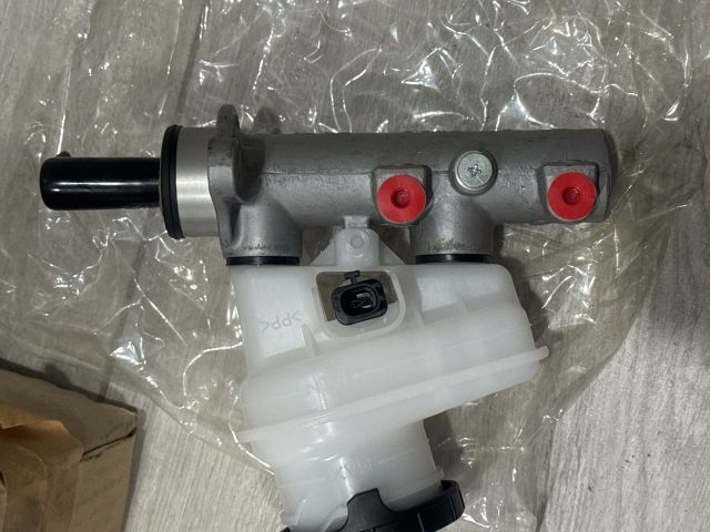 bontott ISUZU D-MAX Főfékhenger