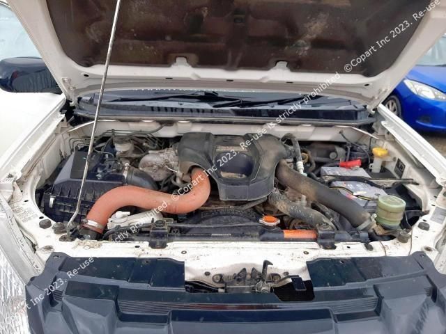 bontott ISUZU D-MAX Jobb első Gumikéder