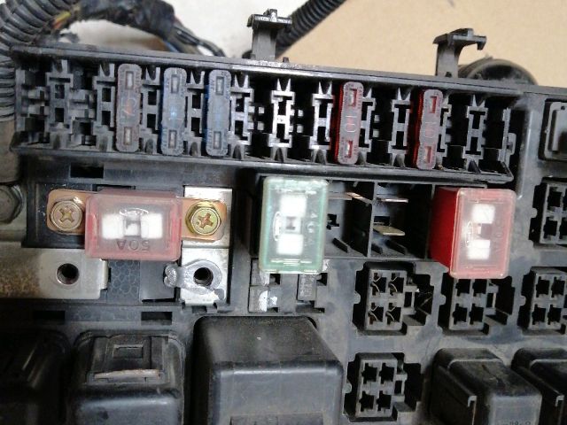 bontott ISUZU TROOPER Biztosítéktábla Motortér