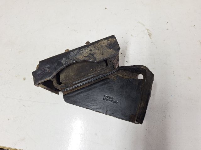 bontott IVECO DAILY Motor Tartó Bak Jobb