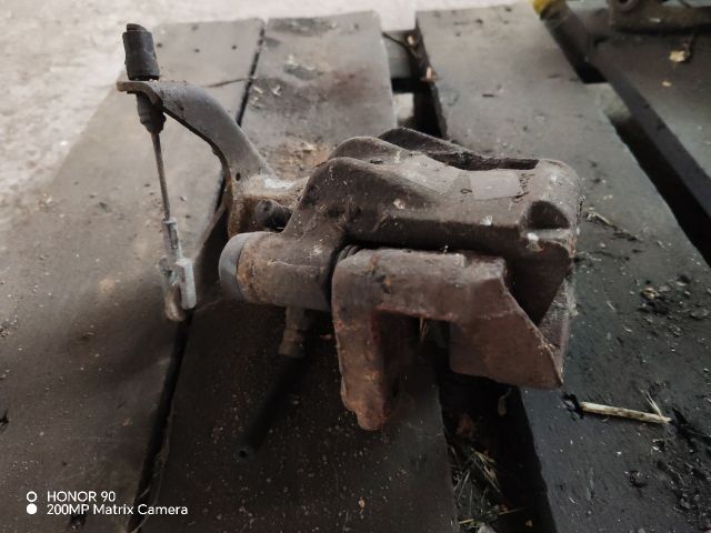 bontott IVECO DAILY Bal hátsó Féknyereg Munkahengerrel