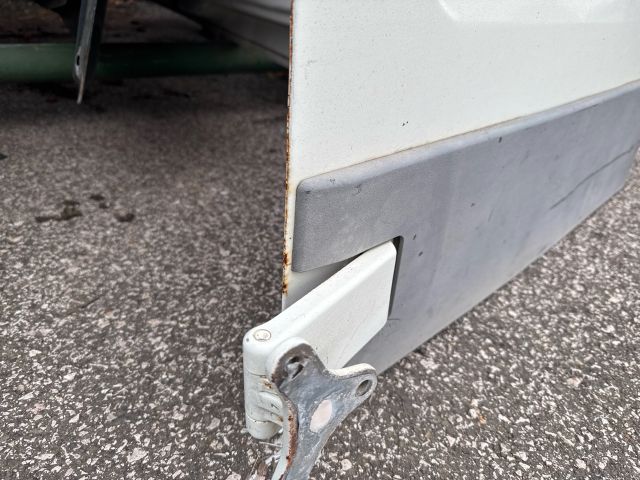 bontott IVECO DAILY Bal Csomagtérajtó (Részeivel)