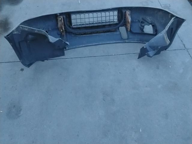 bontott IVECO DAILY Első Lökhárító (Üresen)