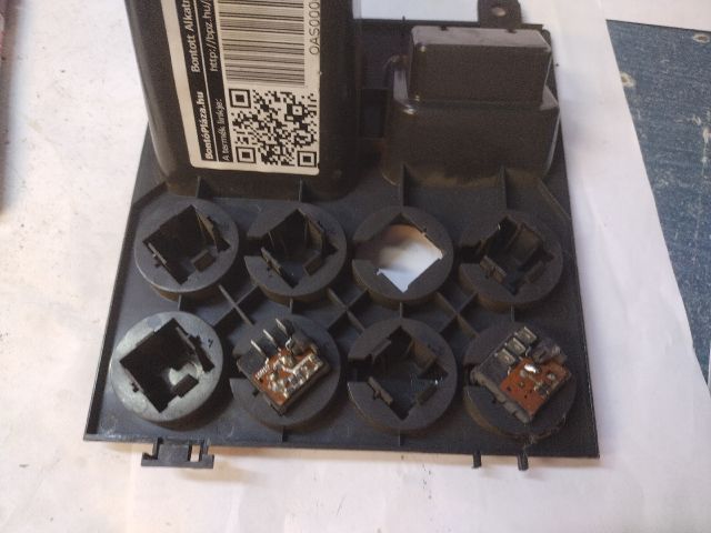 bontott IVECO DAILY Vészvillogó Kapcsoló