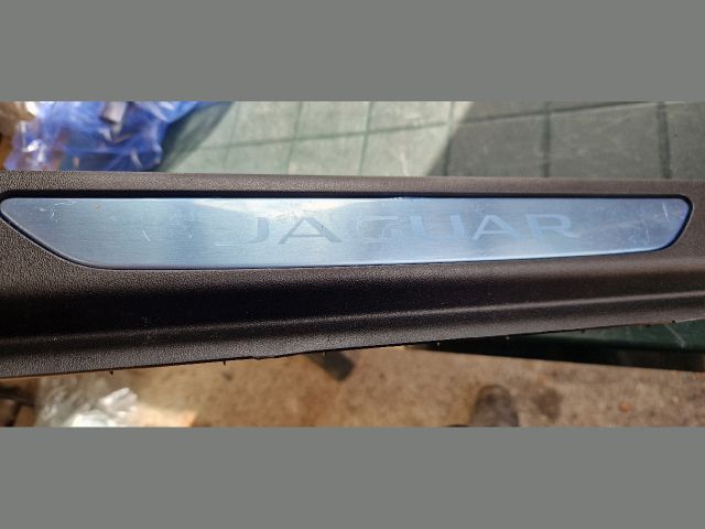 bontott JAGUAR F-PACE Jobb első Belső Küszöb Burkolat