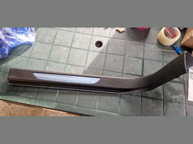 bontott JAGUAR F-PACE Jobb első Belső Küszöb Burkolat