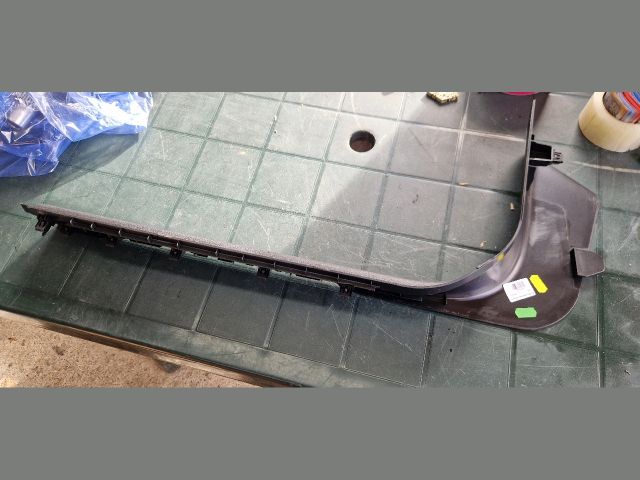 bontott JAGUAR F-PACE Jobb első Belső Küszöb Burkolat