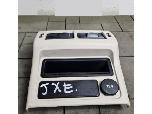 bontott JAGUAR XE Hátsó középső Szellőző