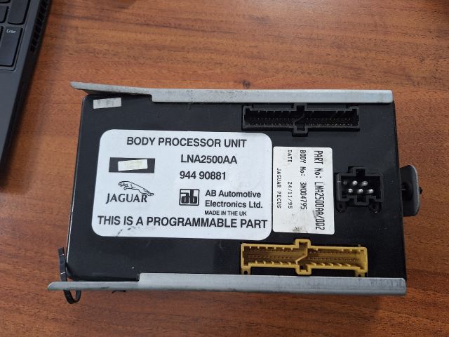 bontott JAGUAR XJ Biztosítéktábla Utastér