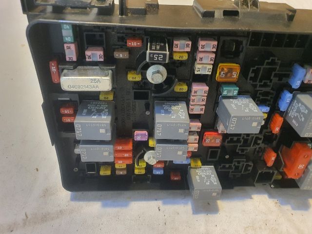 bontott JEEP CHEROKEE Biztosítéktábla Motortér