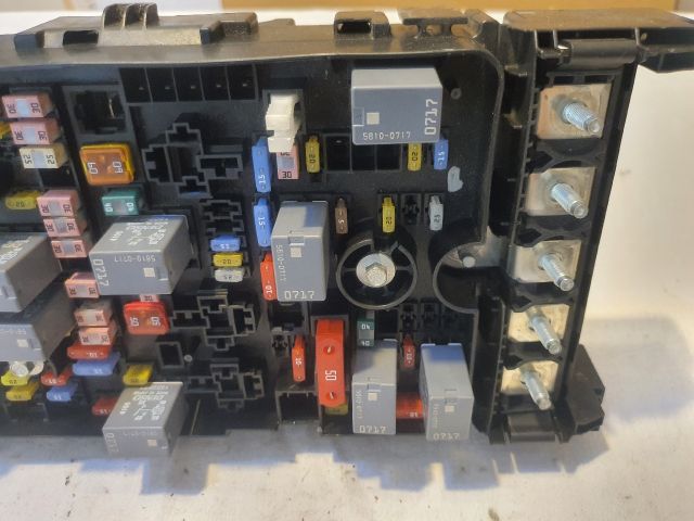 bontott JEEP CHEROKEE Biztosítéktábla Motortér