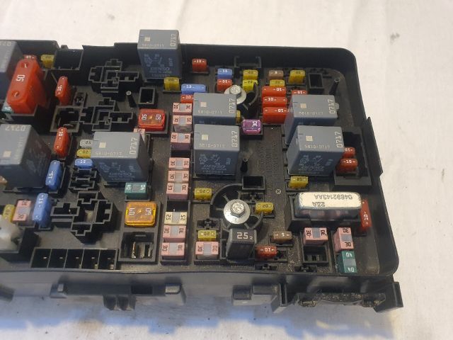 bontott JEEP CHEROKEE Biztosítéktábla Motortér