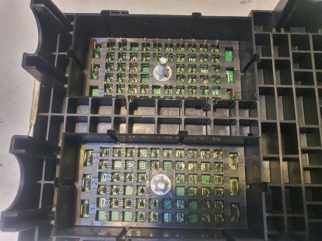 bontott JEEP CHEROKEE Biztosítéktábla Motortér