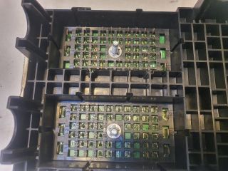 bontott JEEP CHEROKEE Biztosítéktábla Motortér