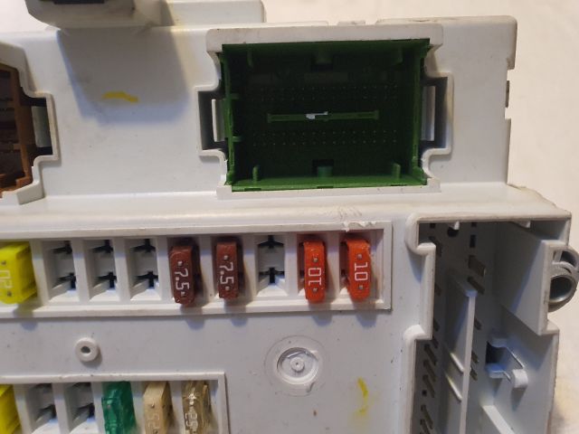 bontott JEEP CHEROKEE Biztosítéktábla Utastér