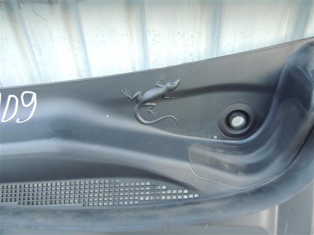 bontott JEEP COMPASS Első Szélvédő Felső Díszléc