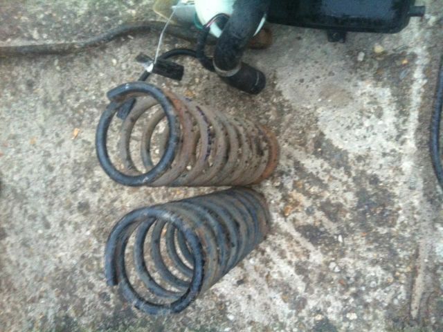 bontott JEEP GRAND CHEROKEE Első Rugó