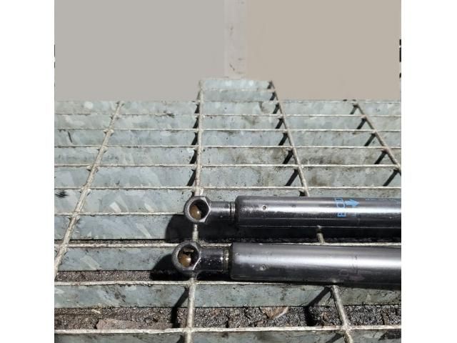 bontott JEEP GRAND CHEROKEE Gázrugós Kitámasztó Teleszkóp Csomagtérajtó (Pozíciófüggetlen)